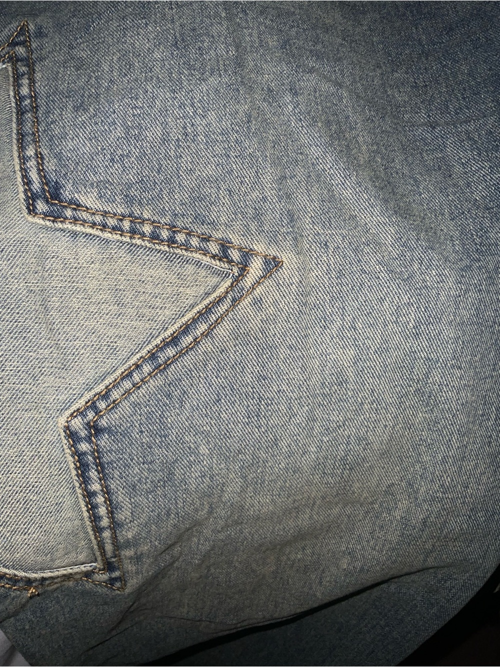 High-rise Wide-Leg Star Patch Jeans in Light Blue with Metal Belt Accent - Picture 9 of 10